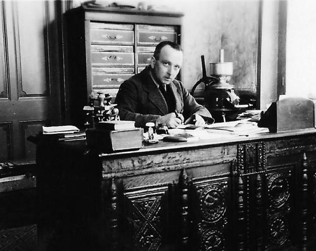 Pierre vautier en 1945 au bureau de la fromagerie